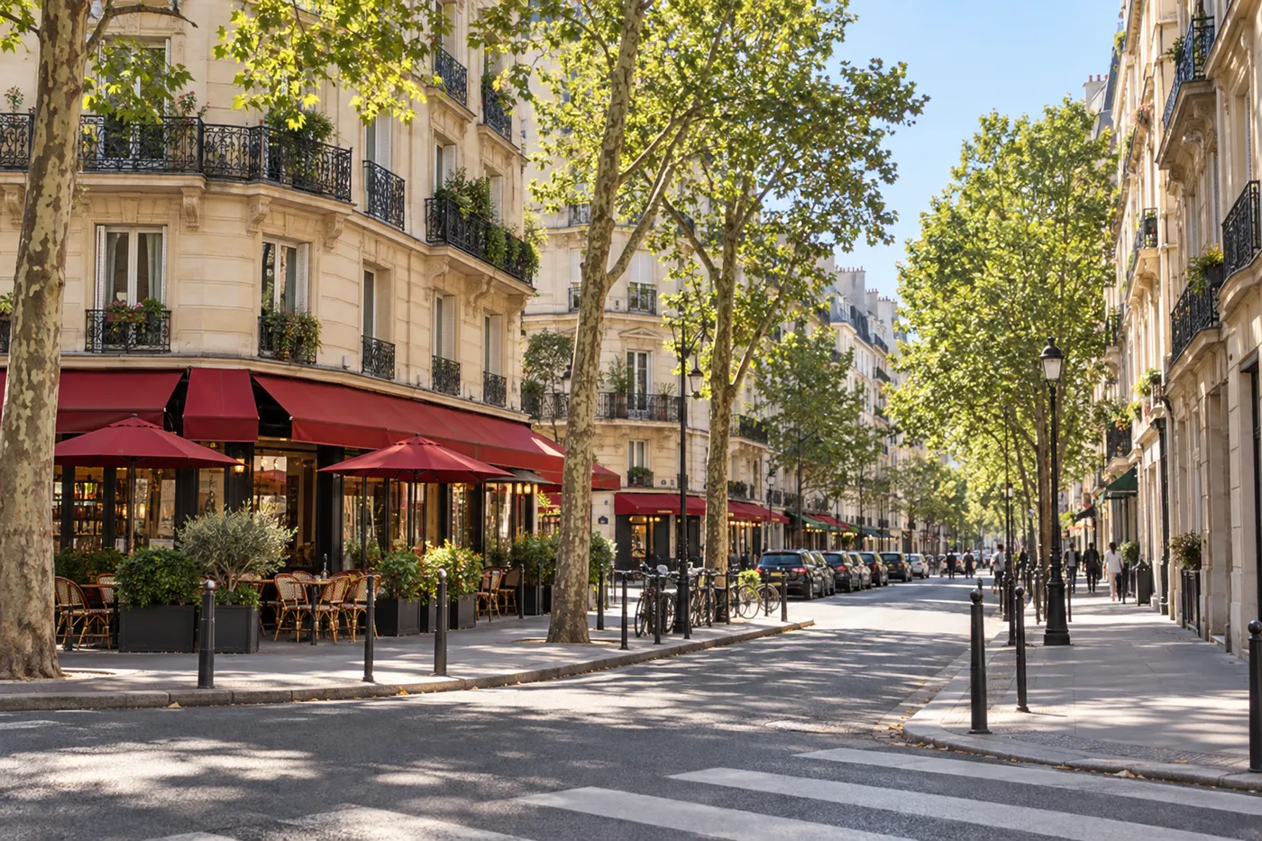 Rue résidentielle du 11e arrondissement de Paris bordée d'immeubles haussmanniens et de platanes